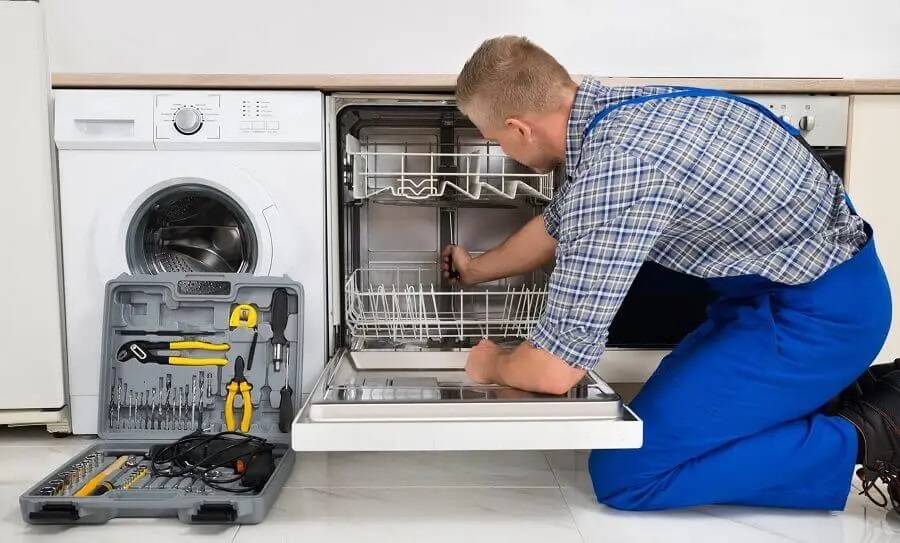 Pursaklar Vaillant servisi teknisyen ekibi beyaz eşya tamiri yaparken